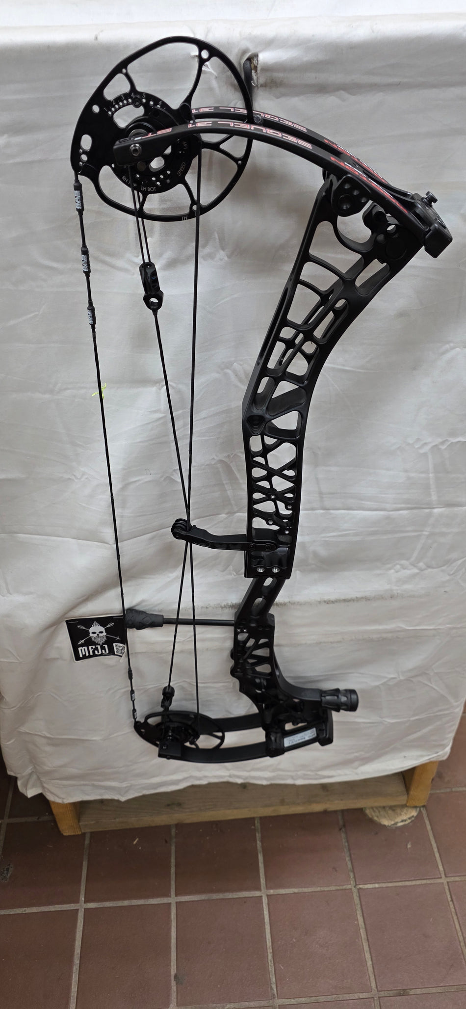 DARTON SEQUEL 31 ST2 - RH/Black/70 - DS31ST2B70 - 13 - Used Bow!!!