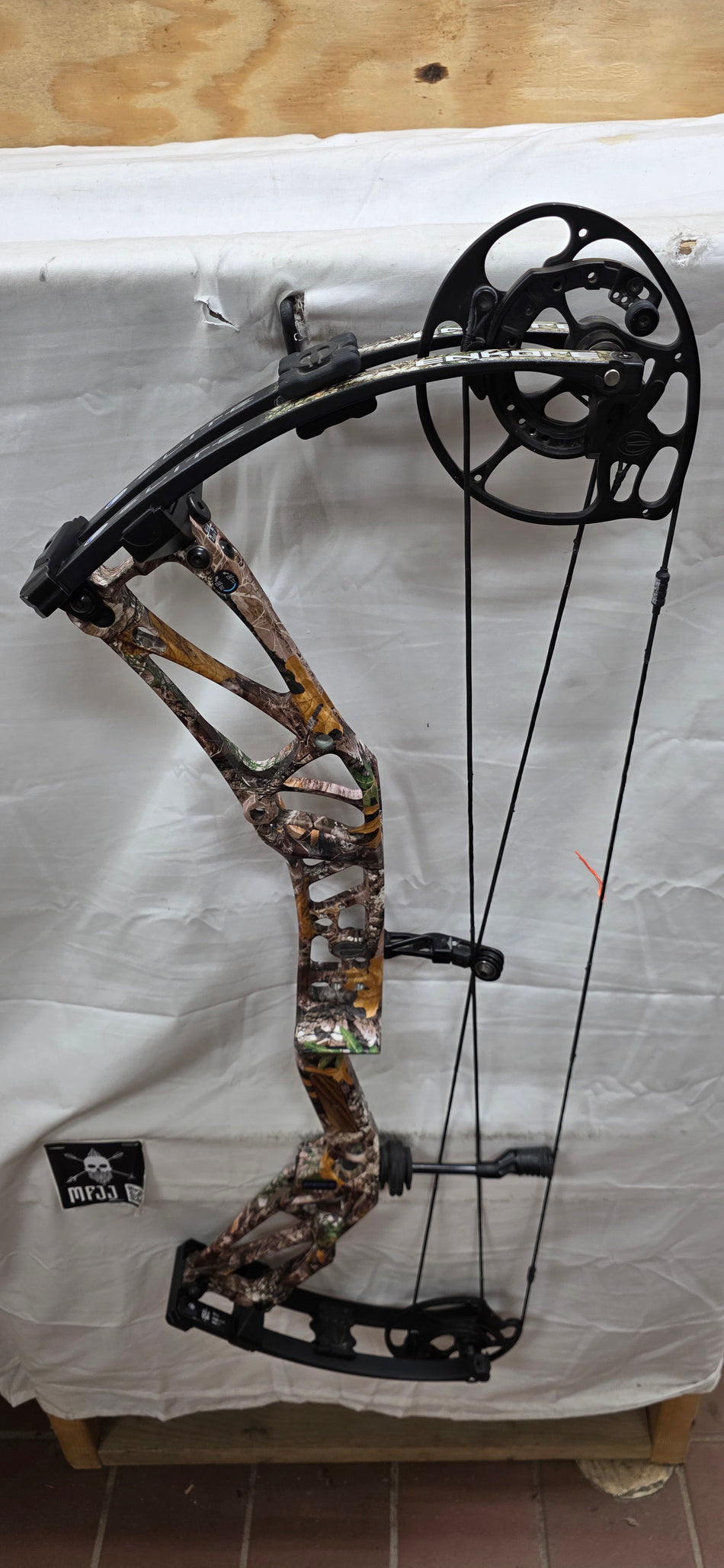ELITE ENKORE - RH/REALTREE/70# - EERHRT70 - 5 - USED BOW!!!!!