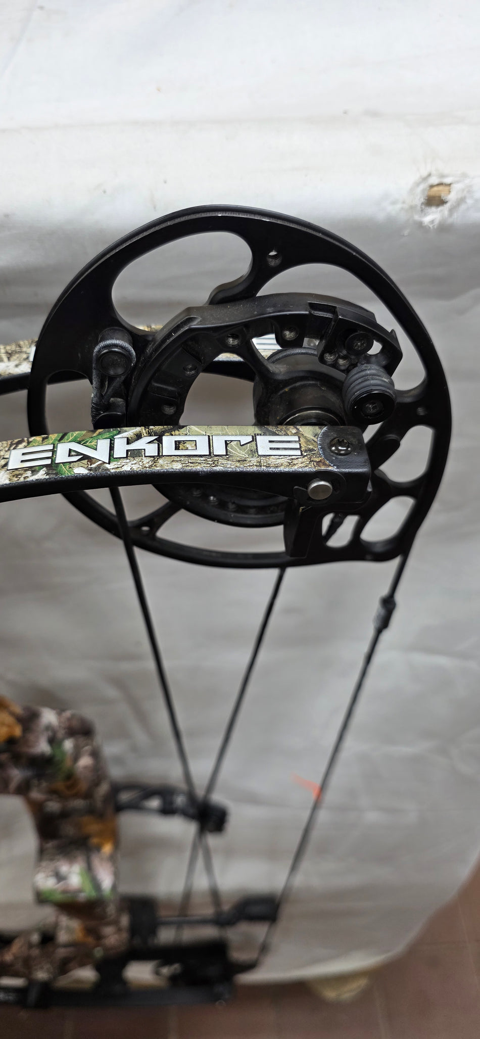 ELITE ENKORE - RH/REALTREE/70# - EERHRT70 - 5 - USED BOW!!!!!