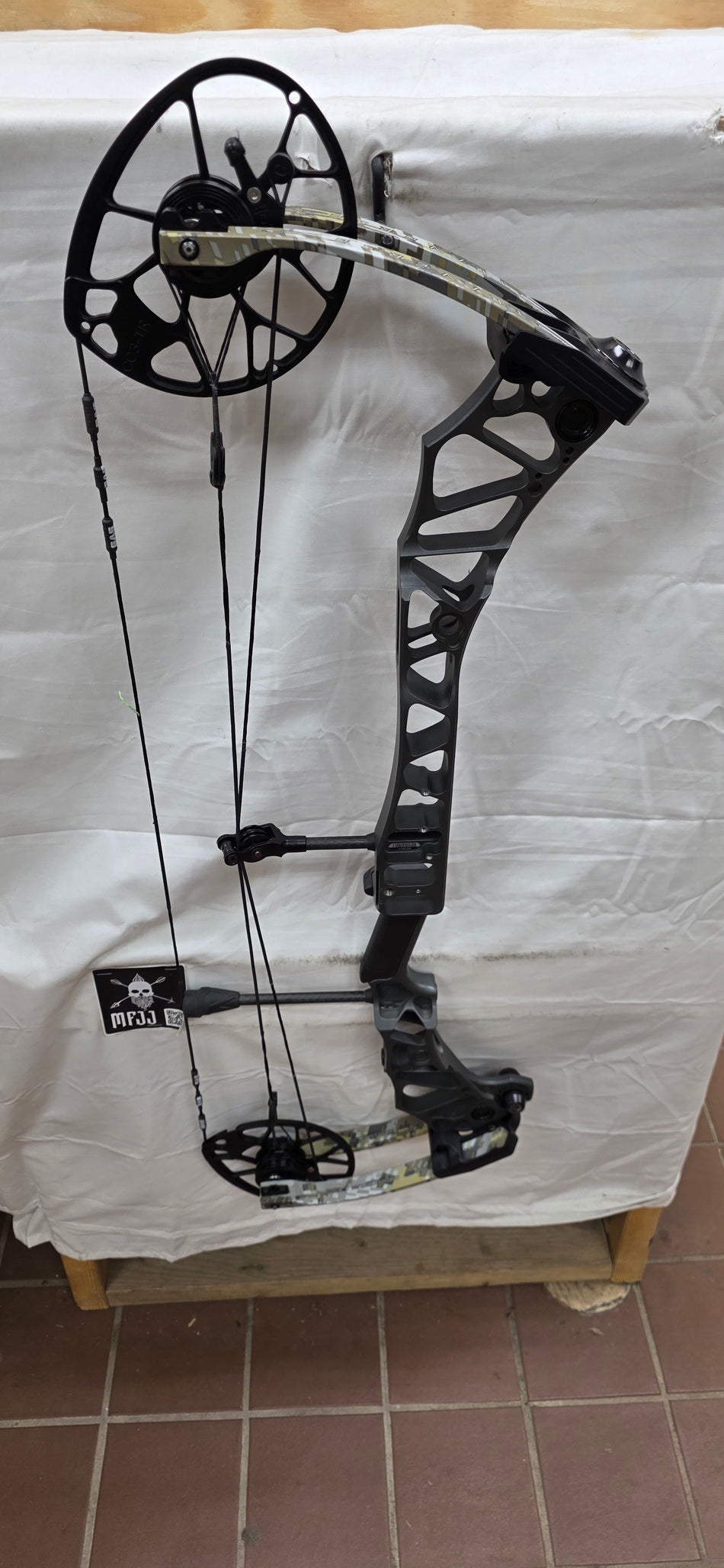 MATHEWS TRAVERSE - RH/STONE-SUBALPINE/60# - MTRHSS60 - 5 - USED BOW!!!