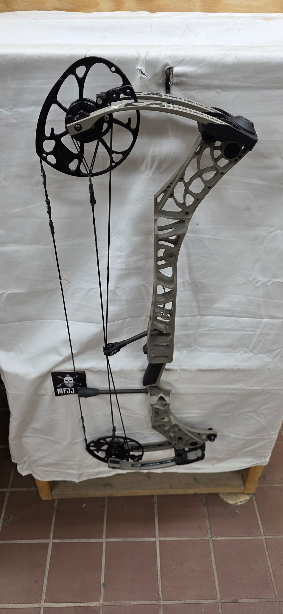 MATHEWS V3X 33 - RH/GRANITE/60-75# - #MV3X33RHG75 - 12 - USED BOW!!!