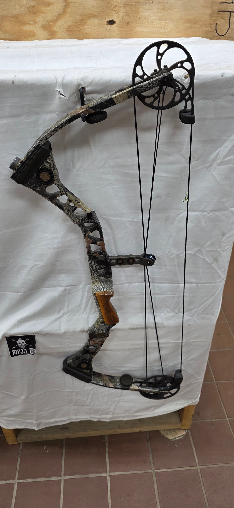 MATHEWS SWITCHBACK  - RH/HARDWOODS/50-60# - #MSBRHRTH2960 - 8 - Used Bow!!!!