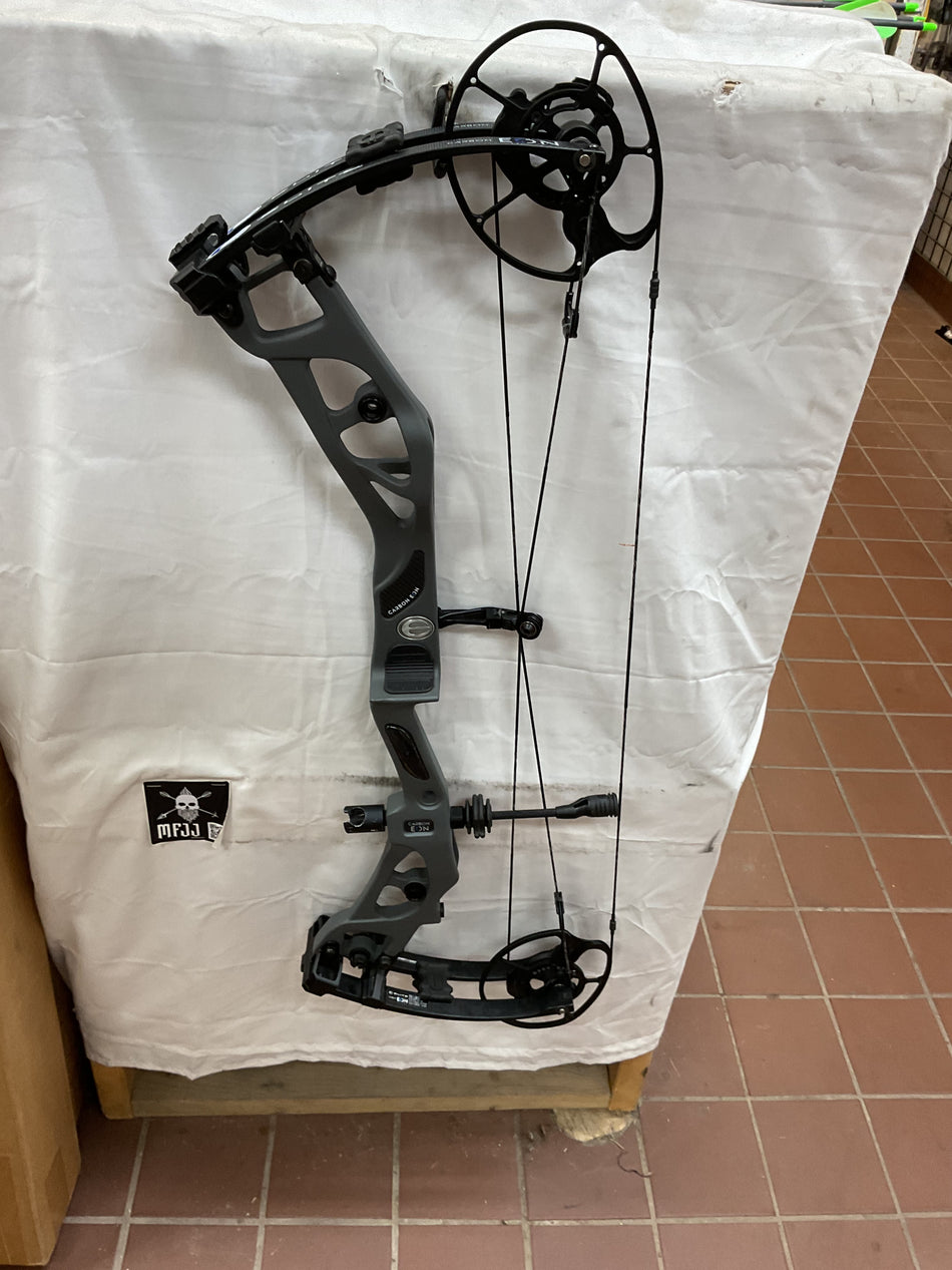 ELITE CARBON EON - RH/Gray/70 - #ECERHG70 - 1 - USED BOW!!!