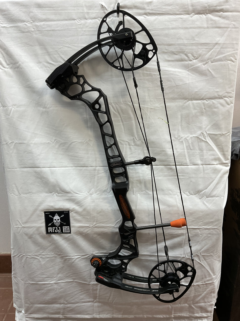 MATHEWS TRIAX BLACK - RH/BLACK/70# - MTRHB70-2 - USED BOW!!!