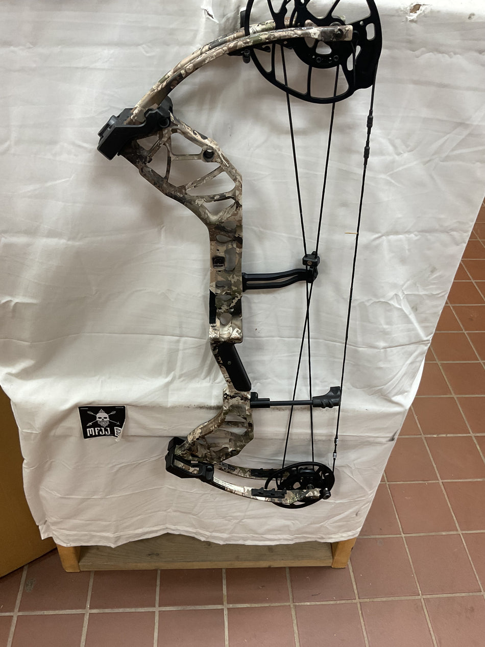 BEAR DIVERGENT EKO RH/Veil/60# - #BDEKORHV60- 2 - USED BOW!!!!