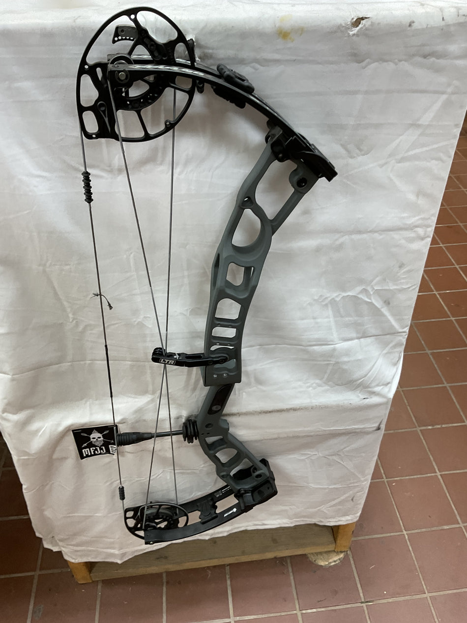 ELITE HNTR33 - RH/Gray/70 - EH33RHG70-4-USED BOW!!!