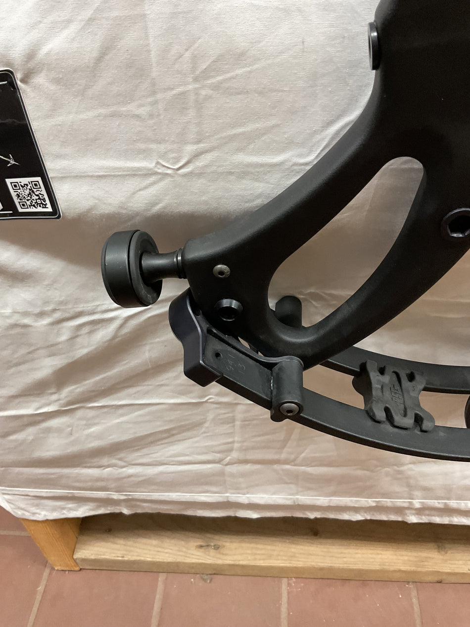 PSE MACH 30 DS - RH/BLACK/70 - PM30B70 - 1 - USED BOW!!!