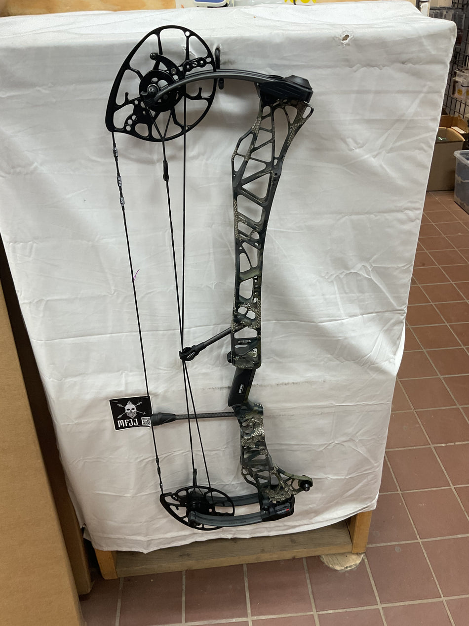 MATHEWS LIFT X 33  - RH/KUIU-SHALE/55-80# - #MLX33RHKS5580- 49 - USED BOW!!