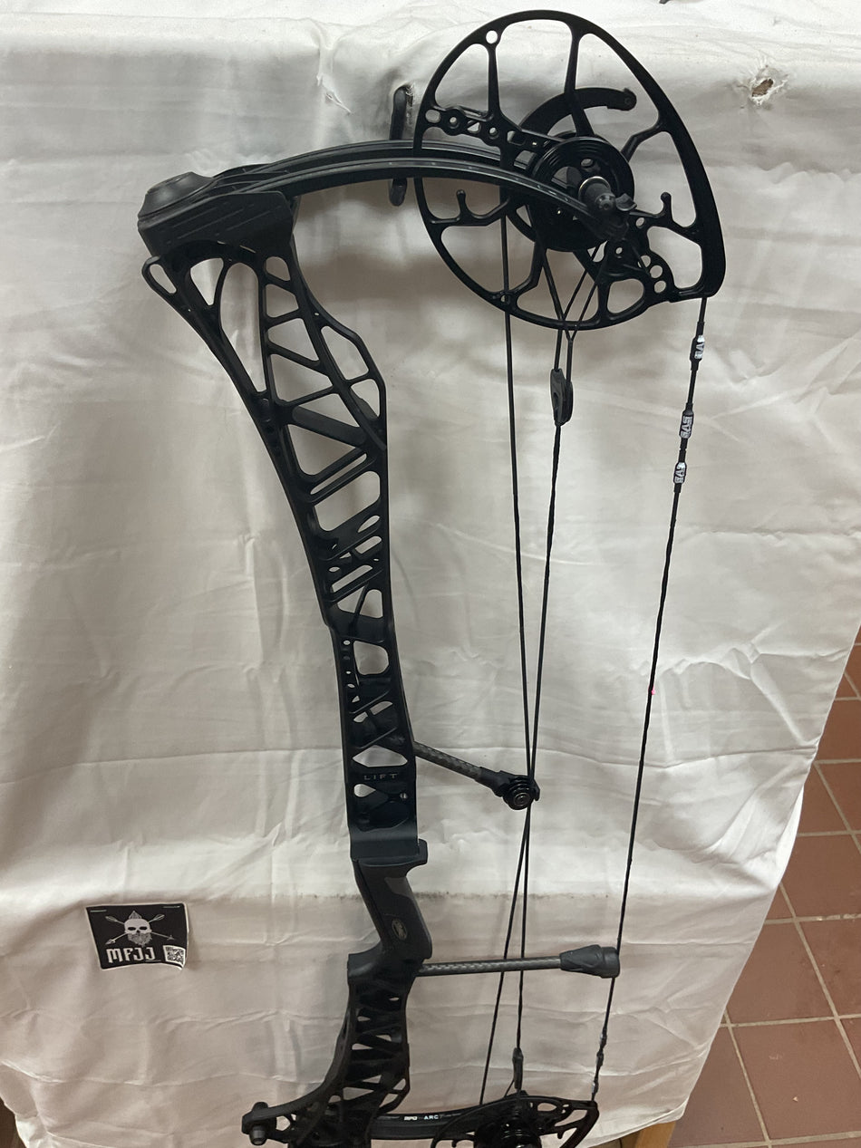 MATHEWS LIFT X 33  - RH/BLACK/55-80# - #MLRHX33B5580- 53 - USED BOW!!