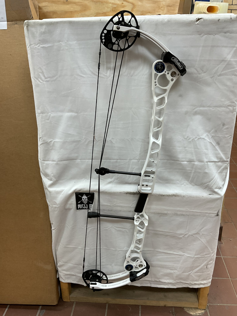 MATHEWS TRX 38 - RH/White/60 - MTRX38RHR60 - 10 - USED BOW!!!!!