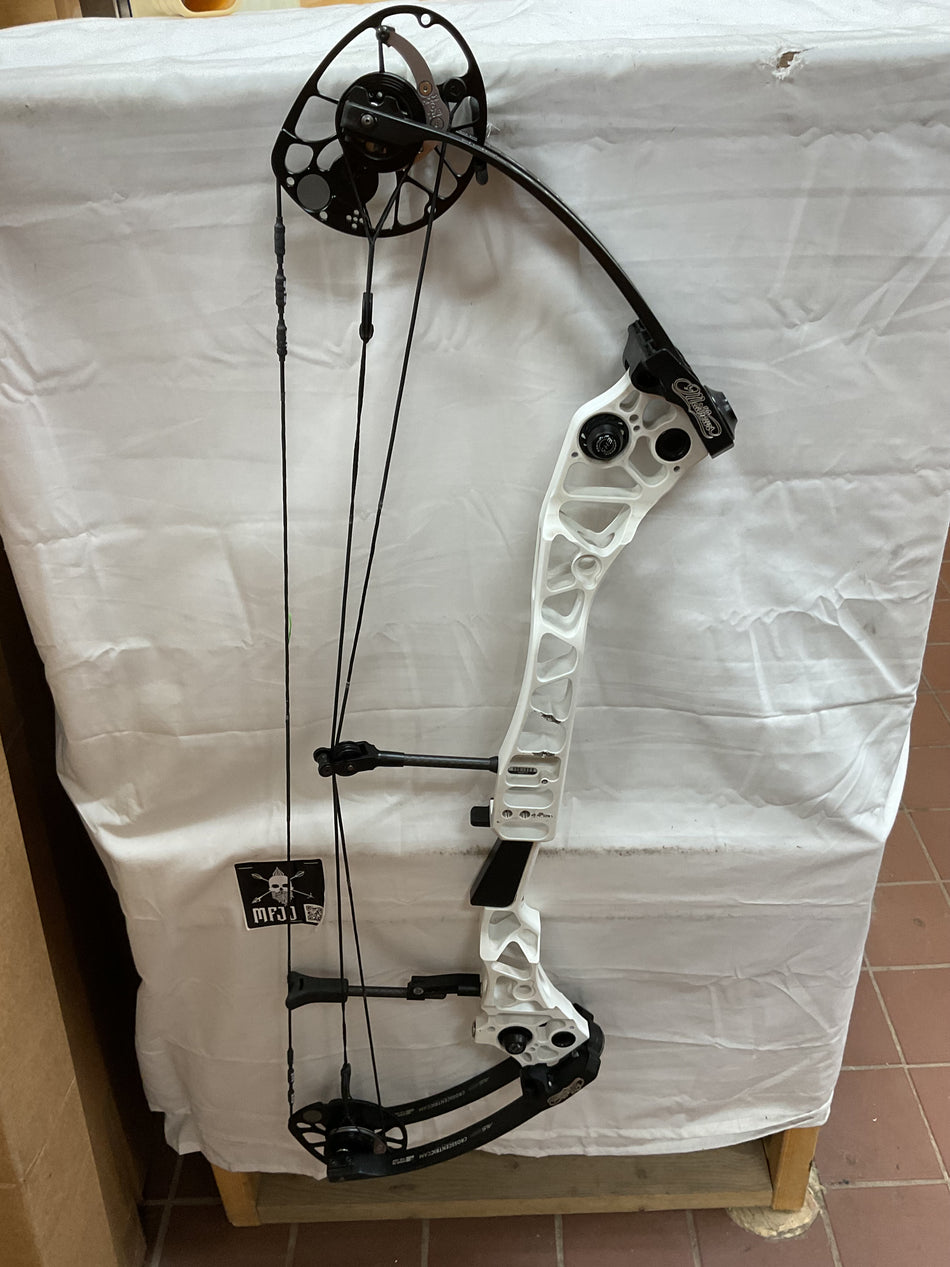 MATHEWS HALON X Comp - RH/White/60# - #MHXCRHW60 - 6 - USED BOW!!!