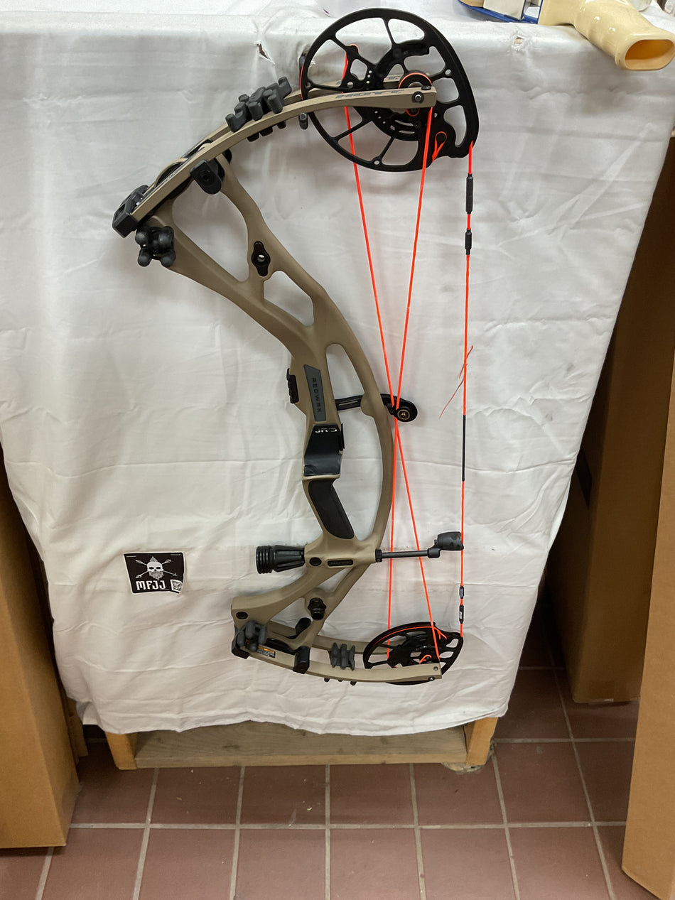 HOYT RX7 - RH/BUCKSKIN/70 - HRX7RHBK70 - 12 - USED BOW!!!!!!