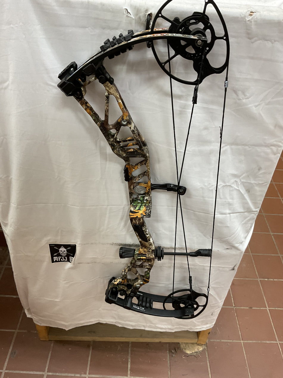 ELITE ARTUS - RH/Realtree/70 - EARHRT70 - 12 - USED BOW!!!!!