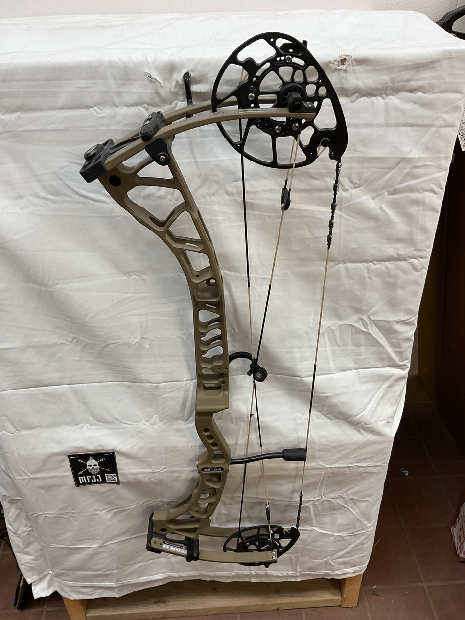 TRUTH MG33 RH/TAN/60#- T33MGRHT60 - 1 - USED BOW!!!!!