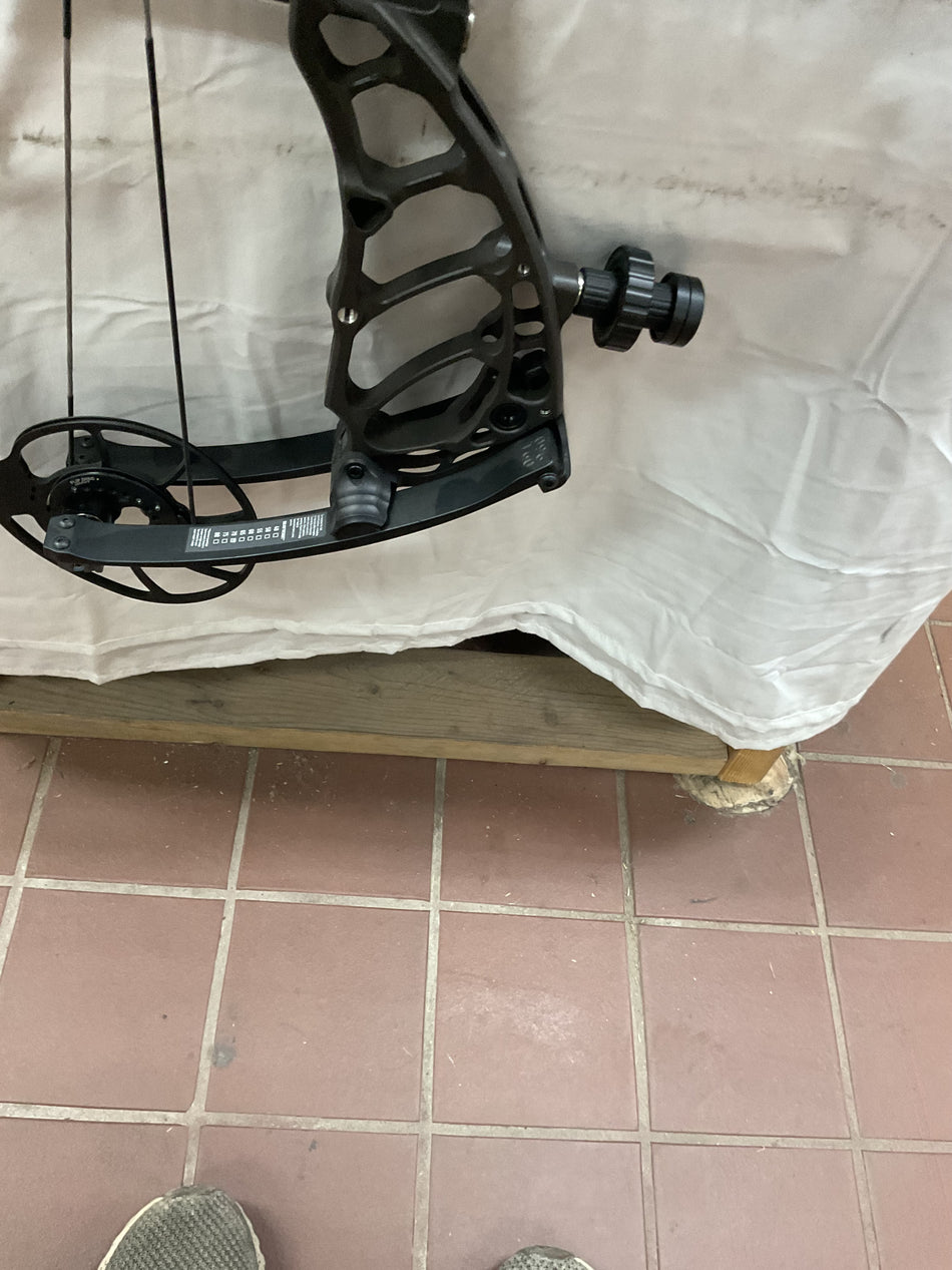 BOWTECH ALLIANCE 33- RH/Tac Gray/70 - #BSLSRHTG70- 6 - USED BOW ...