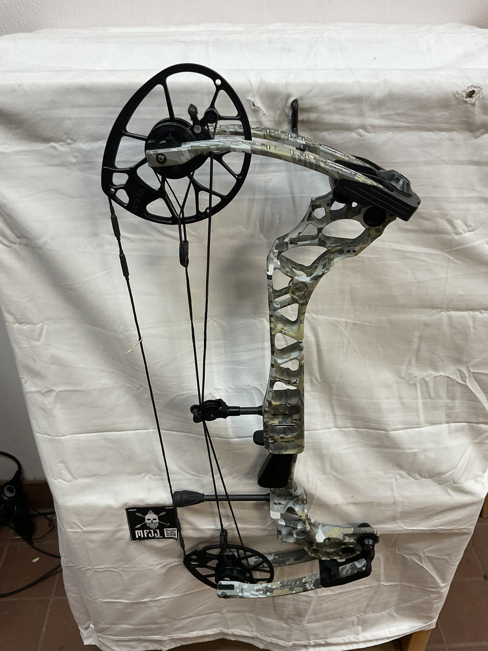 MATHEWS TRIAX - RH/Elevated II/70# - MTRHEII70- 7 - USED BOW!!!