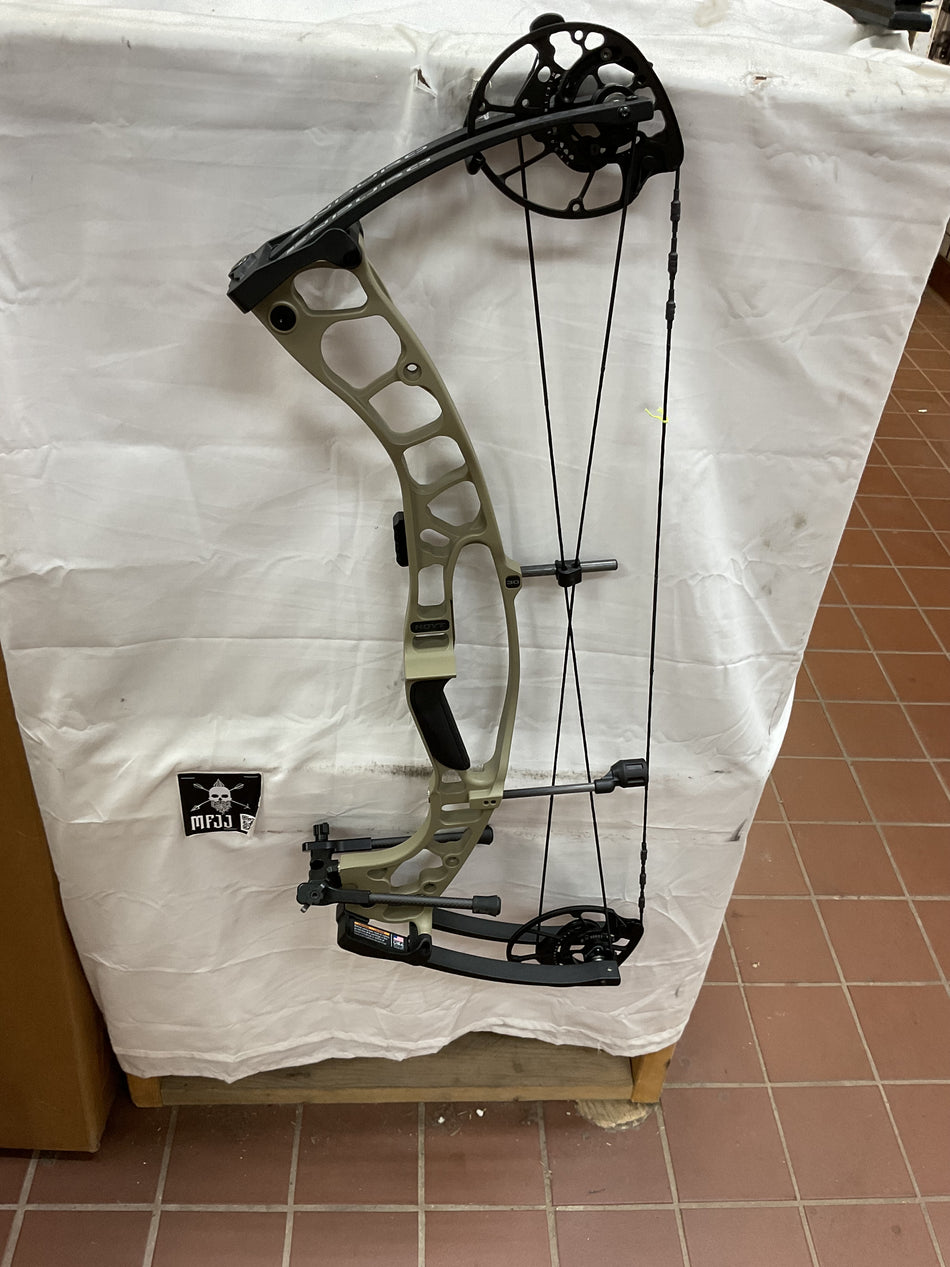 HOYT ENDURO - RH/Sandstorm/70 - #HTRHSS70 - 1 - USED BOW!!!