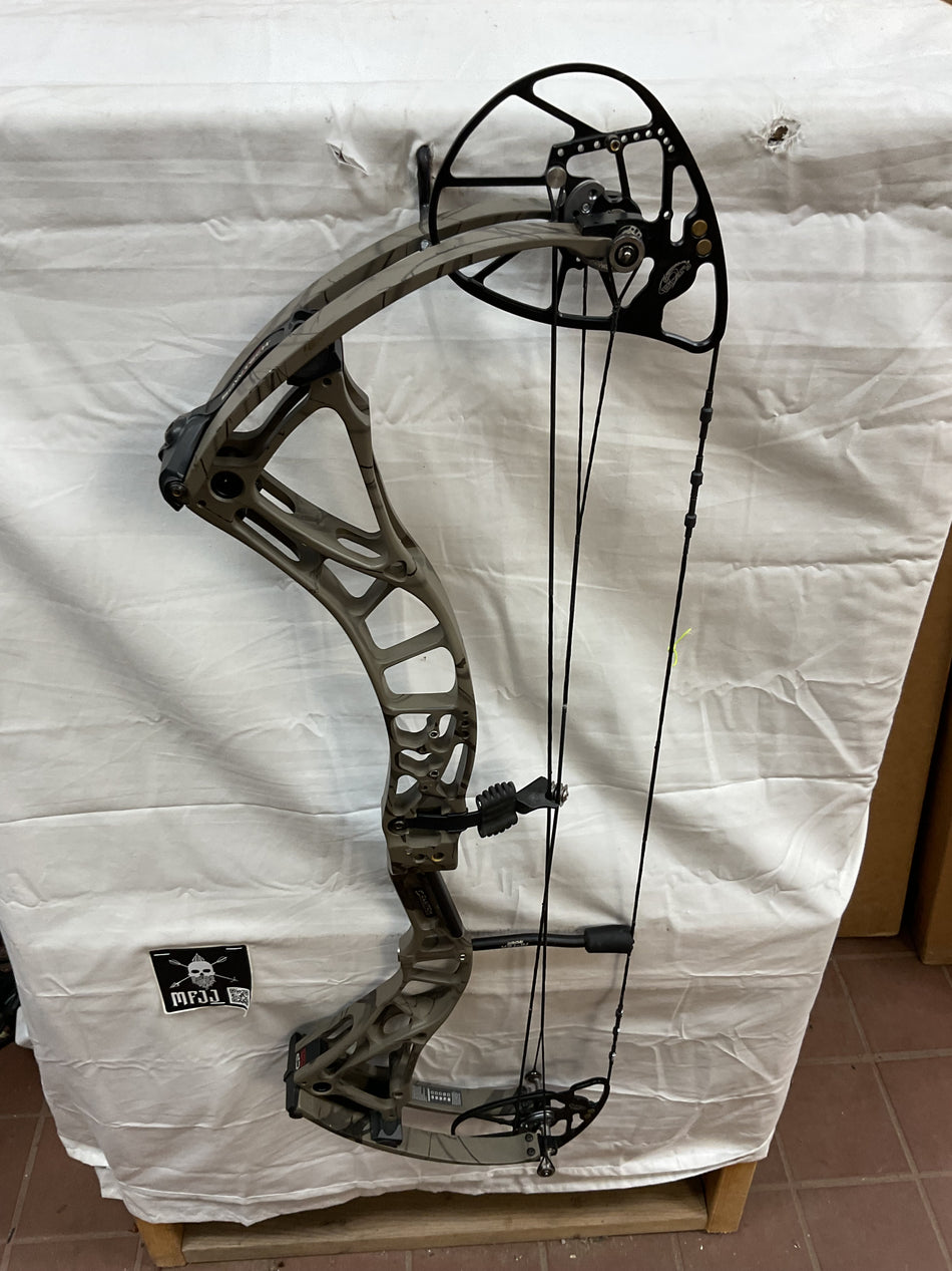BOWTECH REALM SR6 - LH/Mossy Oak /70 - BTRSR6LHMO70- 5 - USED BOW!!!