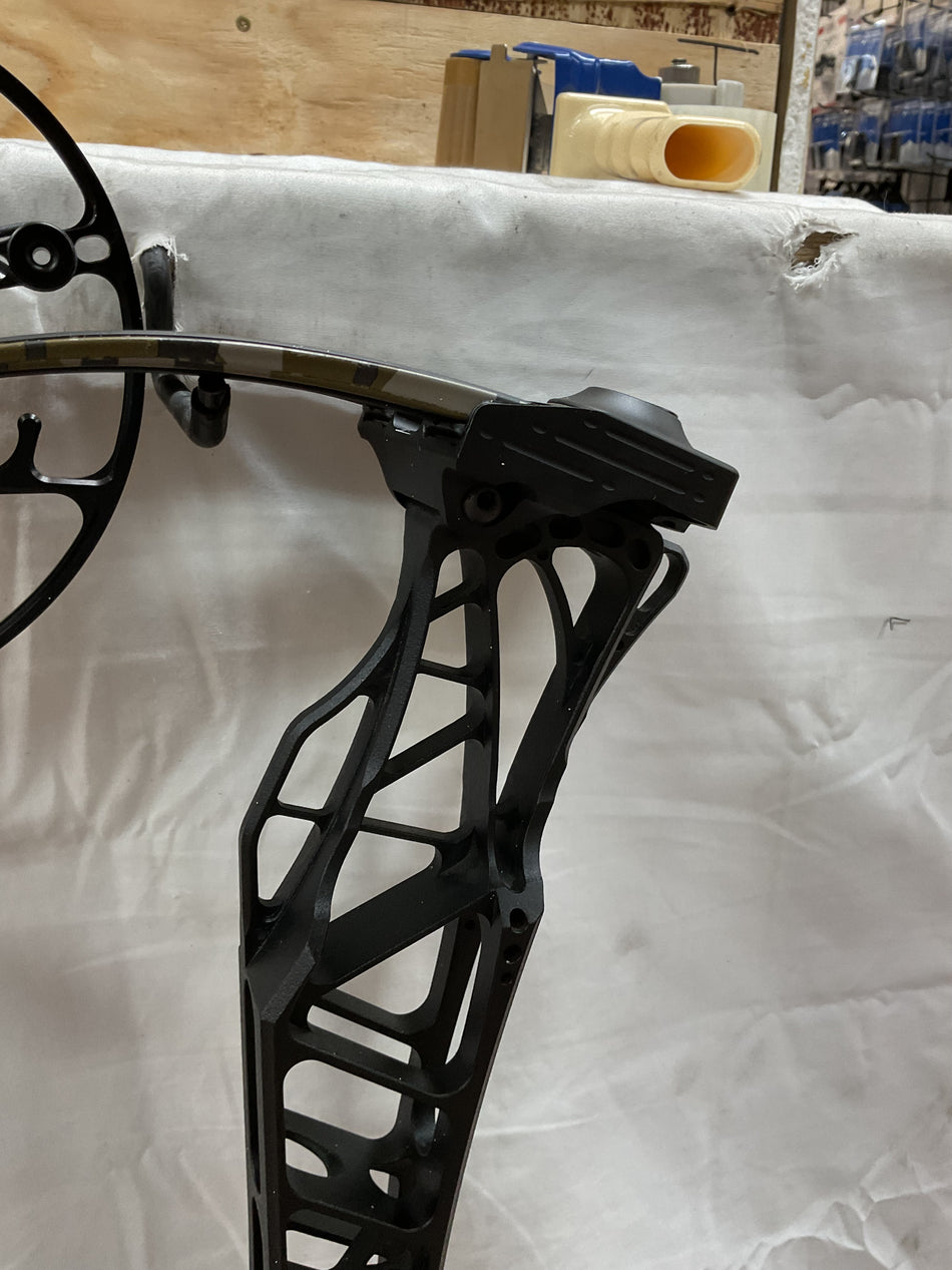 MATHEWS LIFT 33  - RH/Black-Bottomland/55-80# - #ML33RHBTMB5580 - 69- USED BOW!!!