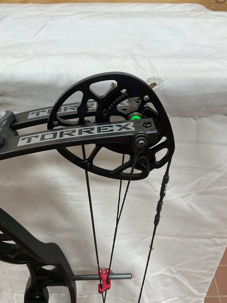 HOYT TORREX - RH/BLACK/70 - #HTRHB70 - 14 - USED BOW!!!