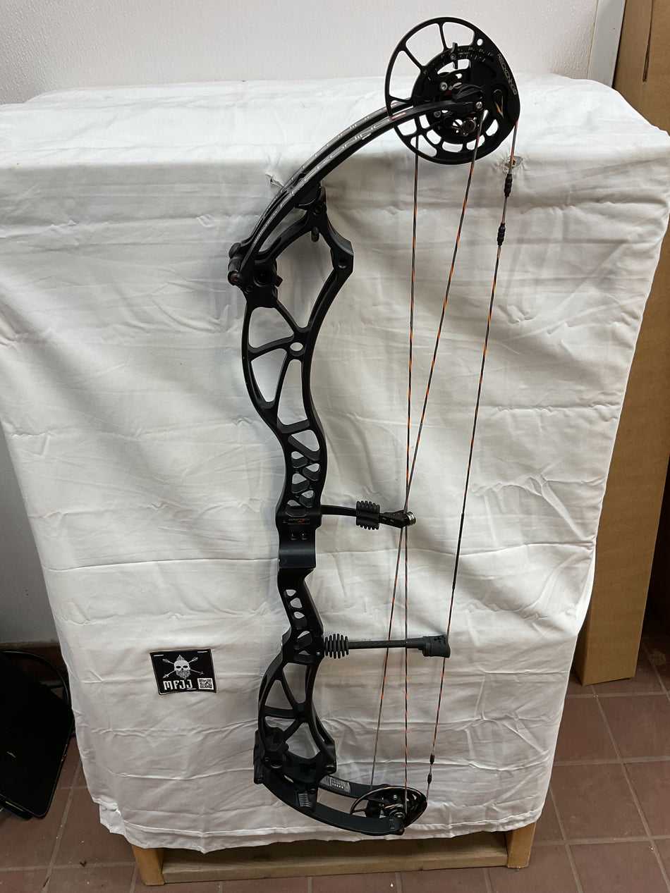 BOWTECH RECKONING Gen 1 38 - RH/BLACK/70 - BTRG138RHB70- 1 - USED BOW!!!