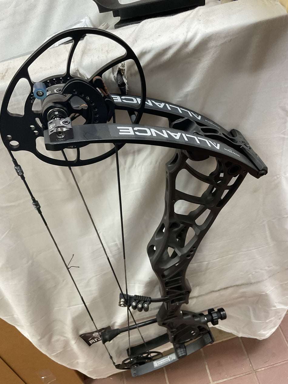 BOWTECH ALLIANCE 33- RH/Tac Gray/70 - #BSLSRHTG70- 6 - USED BOW ...