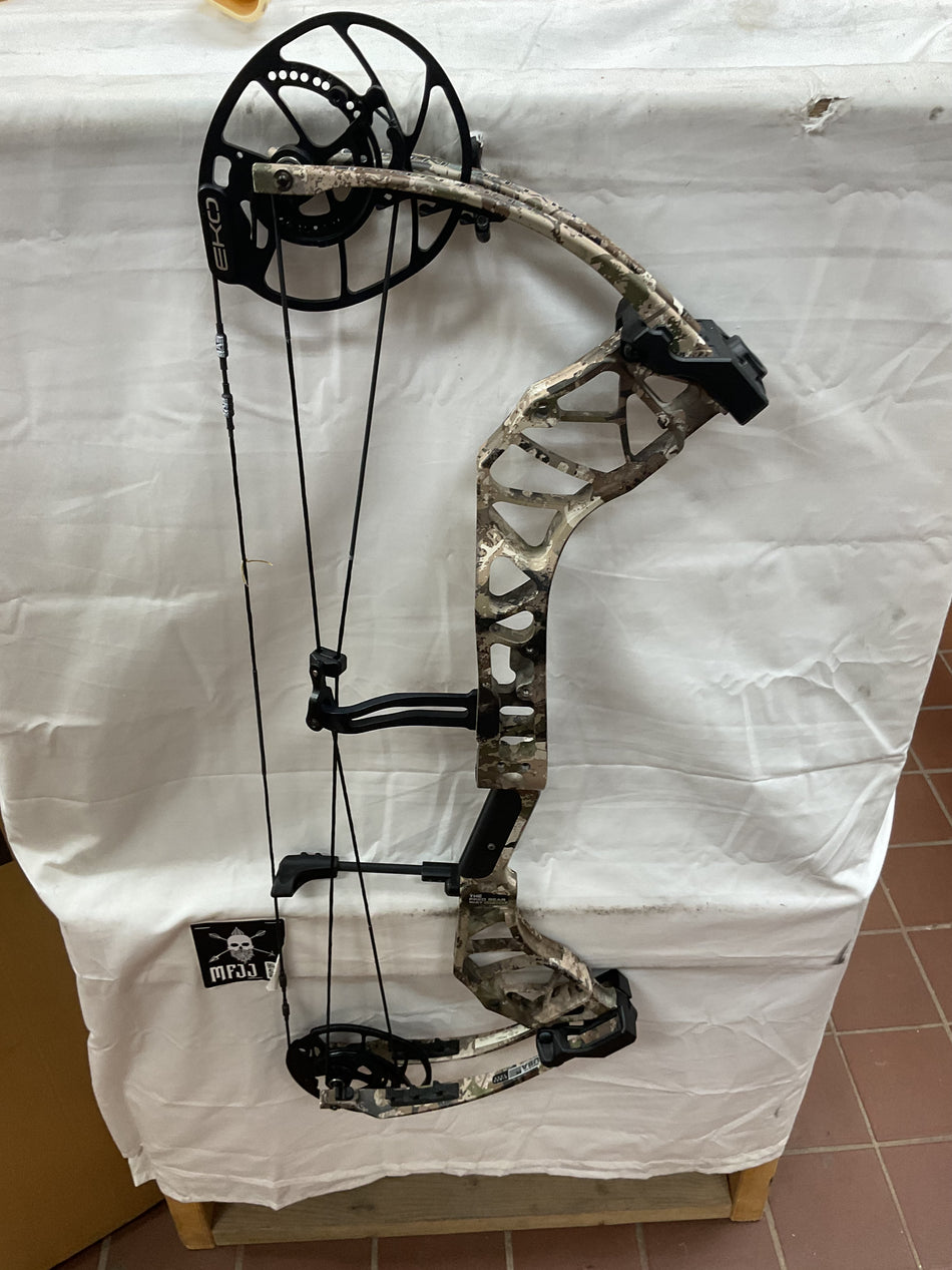 BEAR DIVERGENT EKO RH/Veil/60# - #BDEKORHV60- 2 - USED BOW!!!!