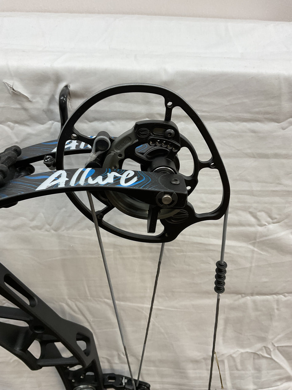 ELITE ALLURE RH/BLACK/50# - EARHB50 - 2 - USED BOW!!!!!