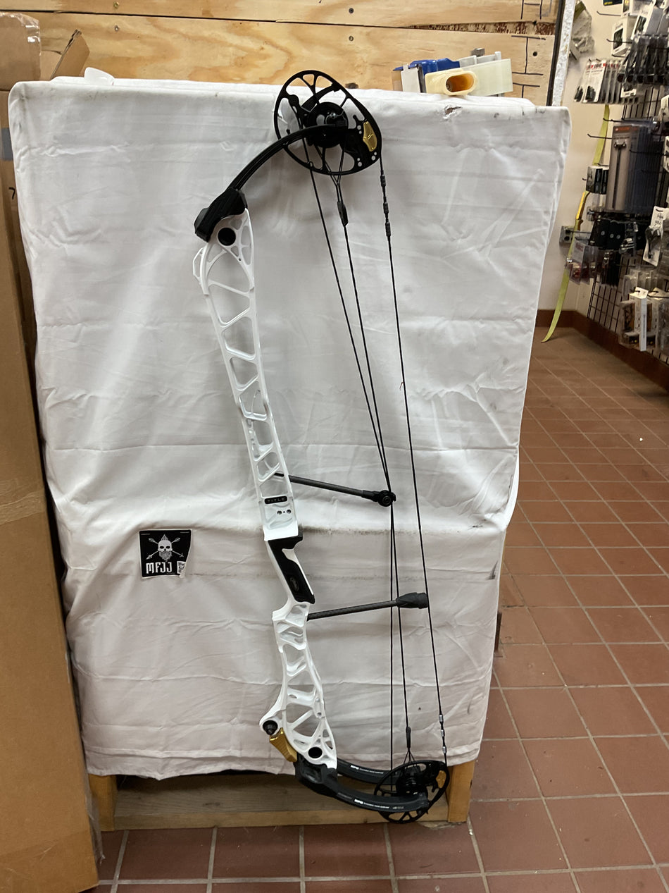 MATHEWS TITLE 40 GEN 2- RH/White/50-70 - MT40RHW - 6- USED BOW!!!