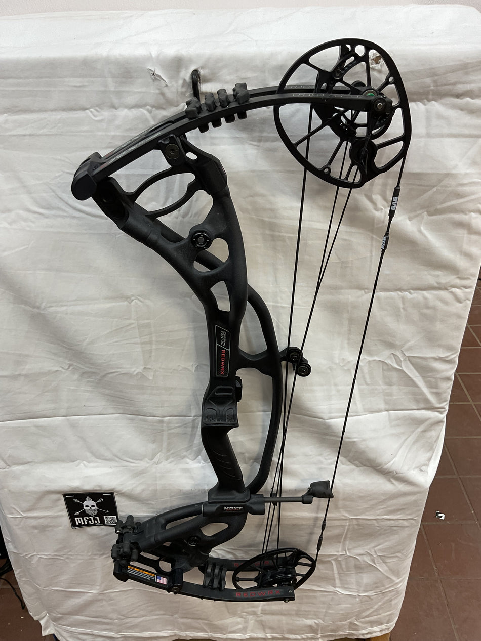 HOYT RX-4 - RH/BLACK/70# - #HRX4RHBLK70 - 5 - USED BOW!!!