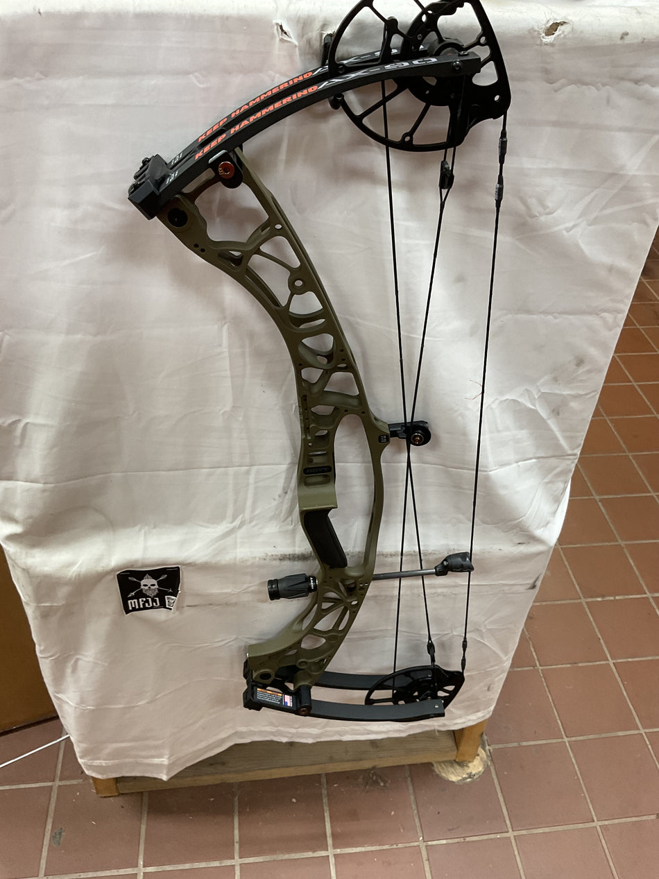 HOYT AX-90 - RH/Wilderness/90# - HAX-90RHW90 -3- USED BOW!!!