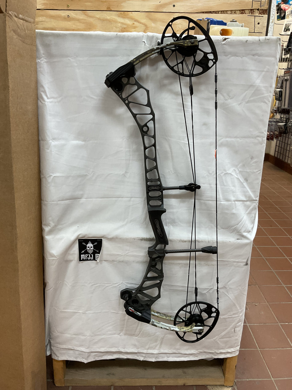 MATHEWS TRAVERSE - RH/Black-Elevate II/60# - MTRHB60 - 8 - USED BOW!!!