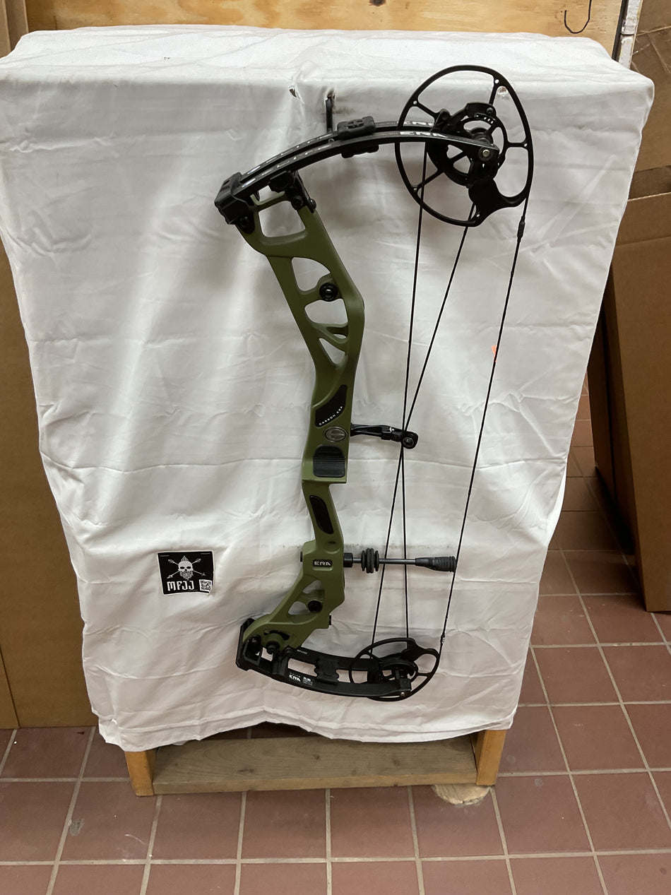 ELITE CARBON ERA - RH/GREEN/70 - #ECERHGRN70 - 9 - USED BOW!!!