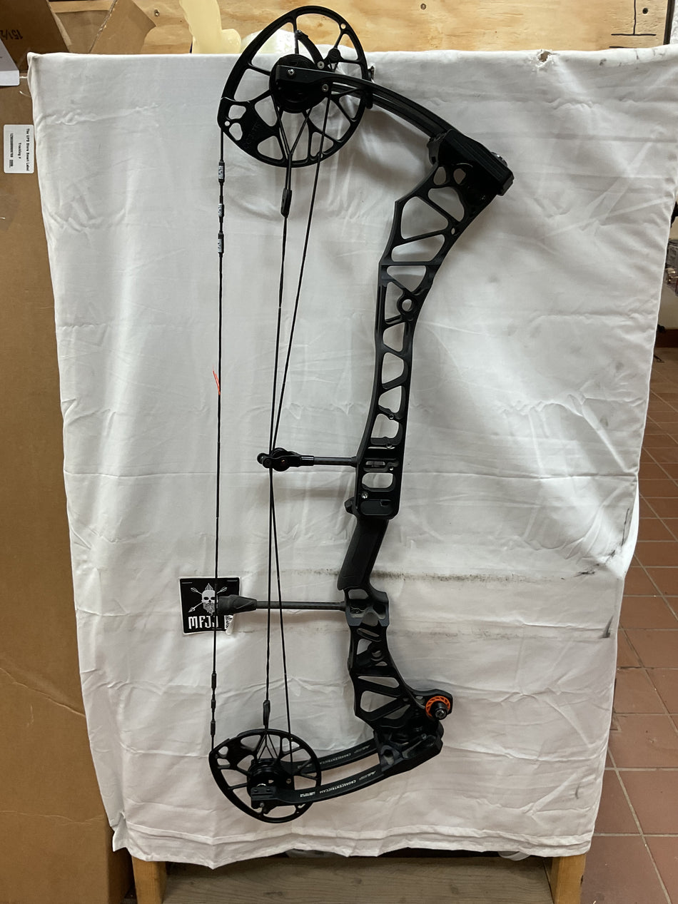 MATHEWS TRAVERSE - RH/Black/70# - MTRHB70 - 7 - USED BOW!!!