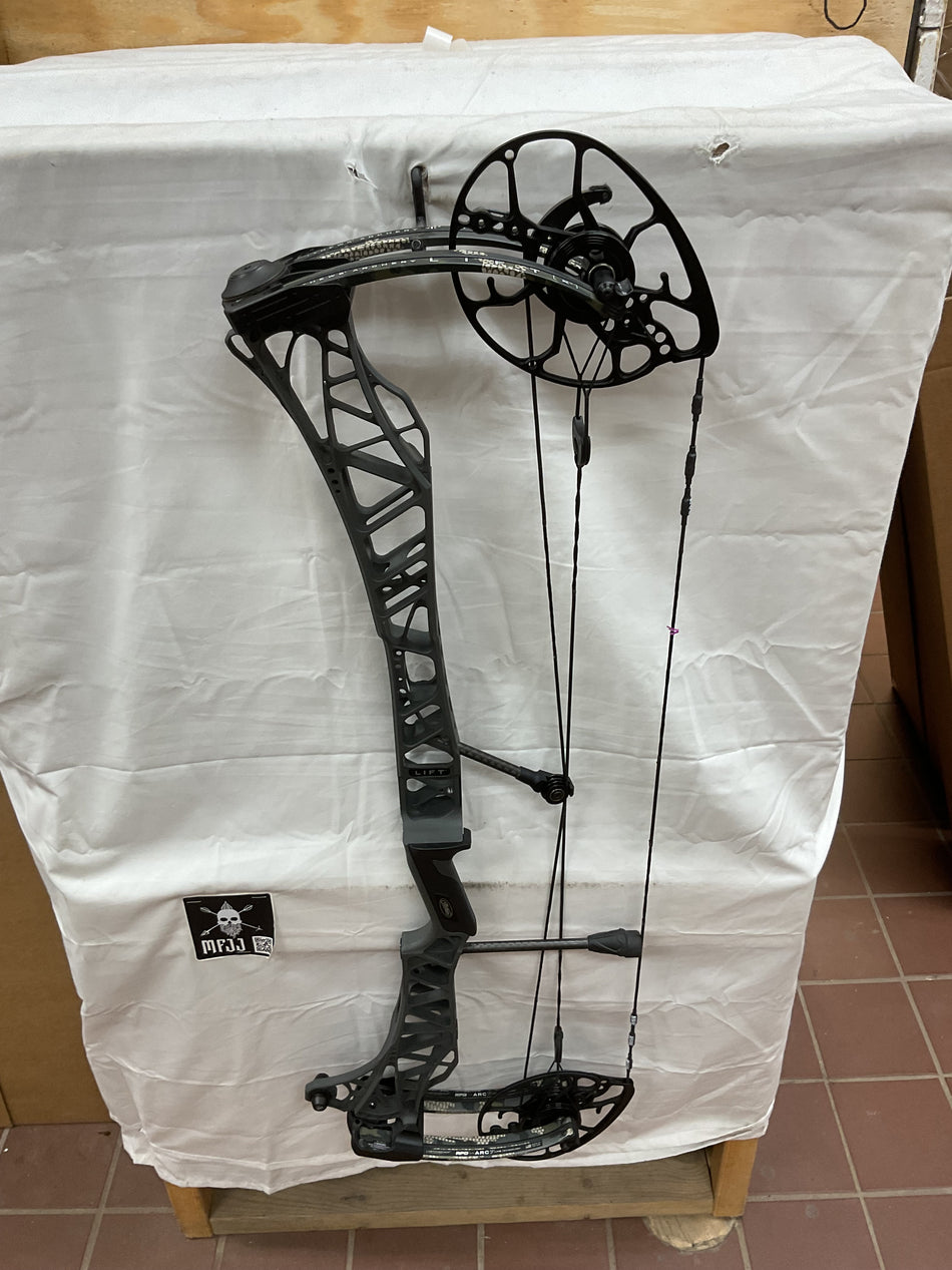 MATHEWS LIFT X 33  - RH/SHALE-KUIU/55-80# - #MLRHX33SK5580- 52 - USED BOW!!
