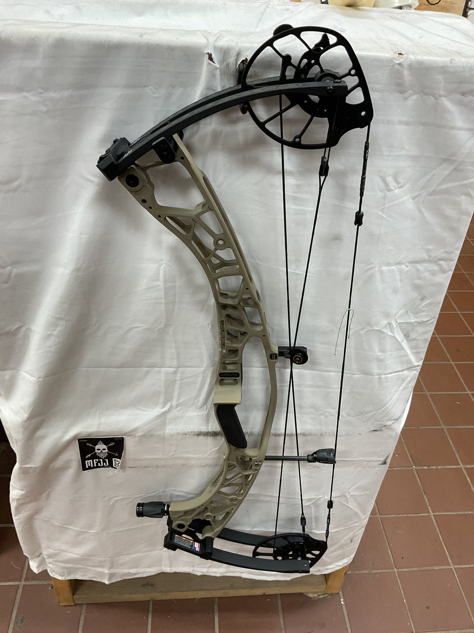 HOYT AX-3 33 - RH/Sandstorm-Black/80# - HAX-3.33RHSB80 -5- USED BOW!!!