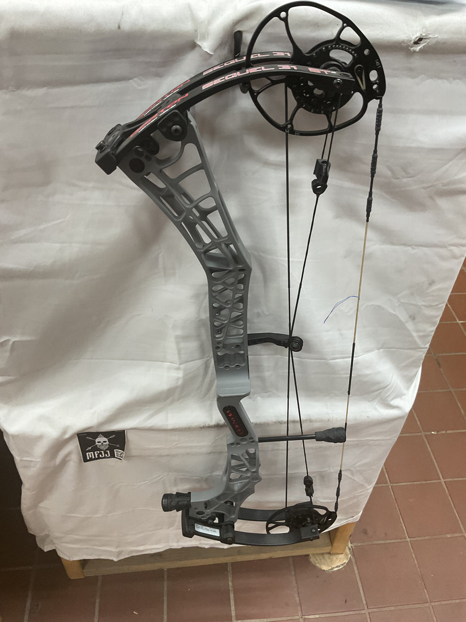 DARTON SEQUEL 31 ST2 - RH/GRAY/70 - DS31ST2RHG70-8- USED BOW!!!