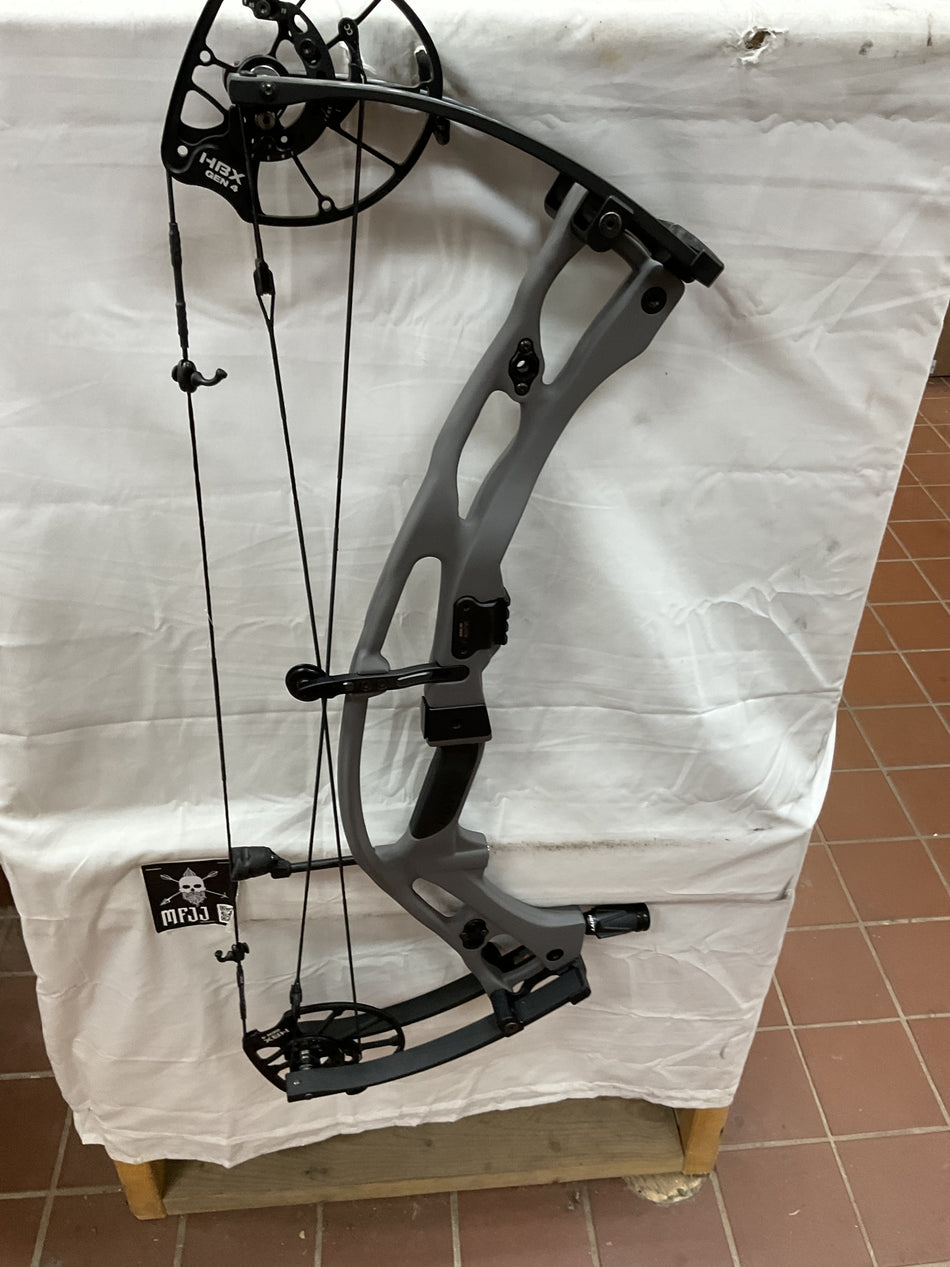 HOYT RX9 - RH/Thombstone/70 - #HRX9RHTS70 - 17 - NEW Discontinued over stock BOW!!!