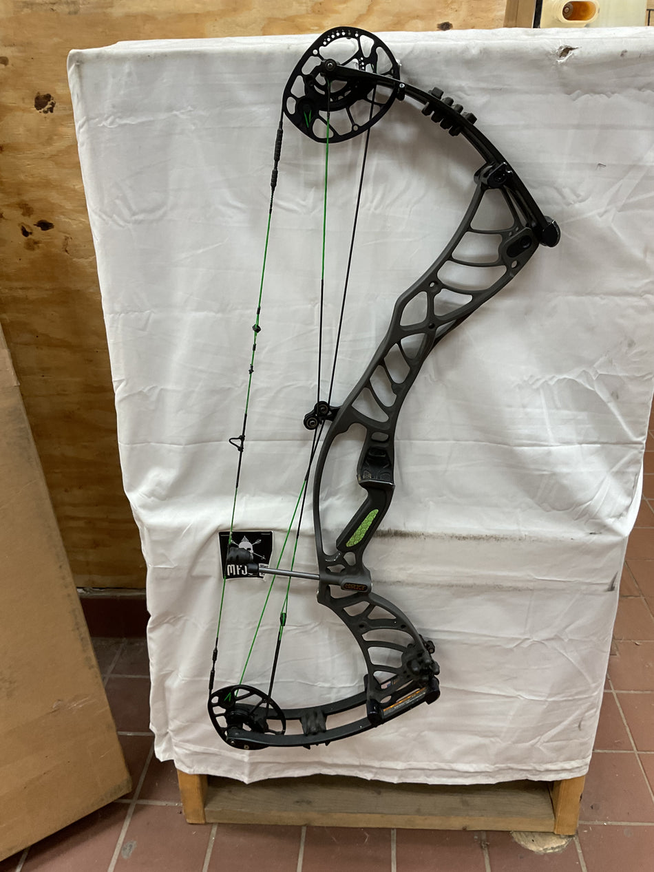 Hoyt Helix Ultra/Gray/LH-HHULHG65-PodiumOutlet-46