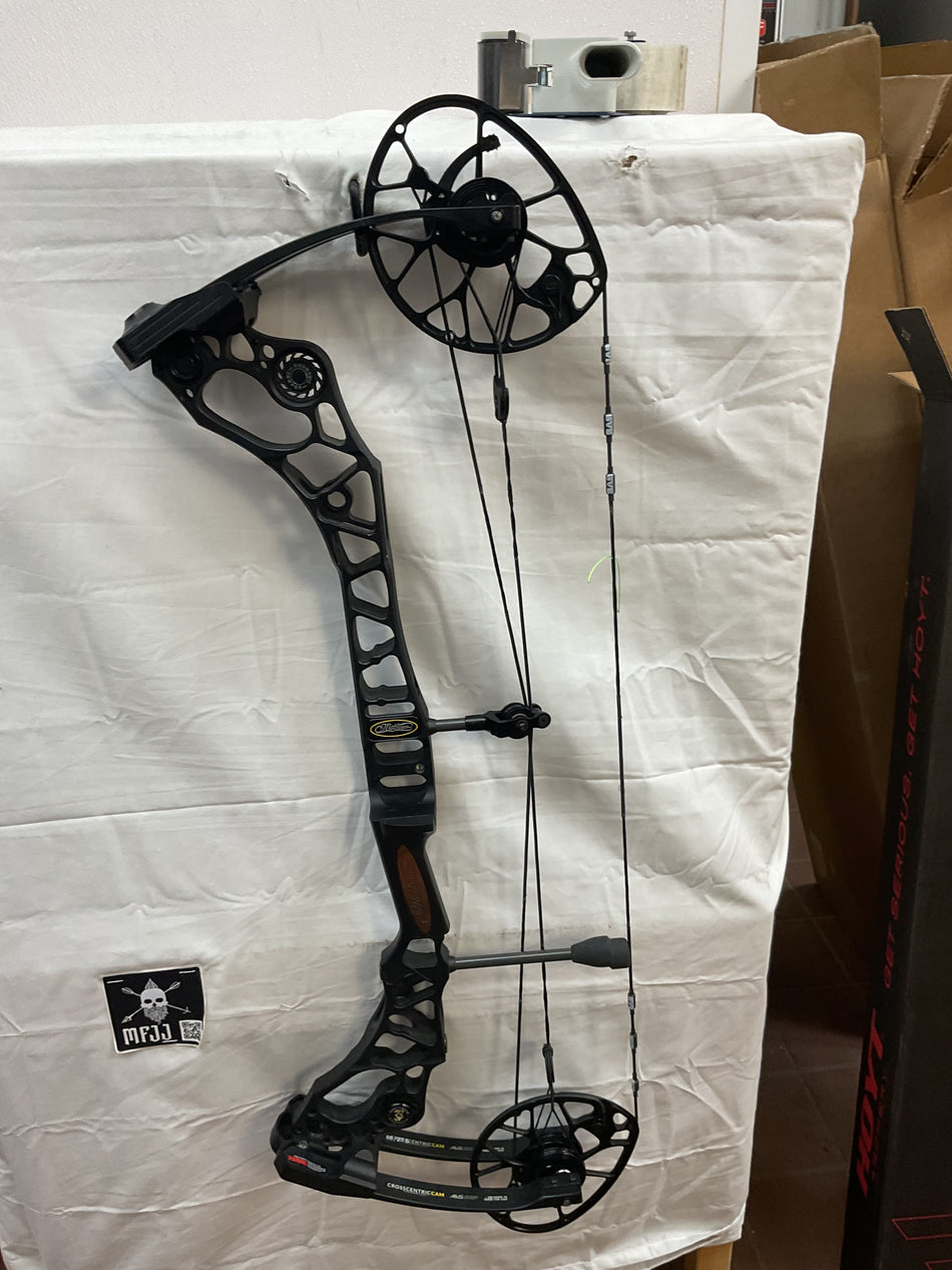 MATHEWS HALON 6 - RH/Black/60# - #MH306BLK60-11 - USED BOW!!!