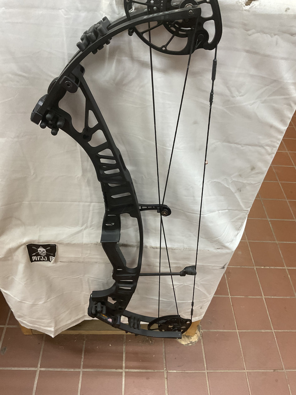 HOYT HIGHLINE - RH/Black/70# - HHLRHB70 -1- USED BOW!!!