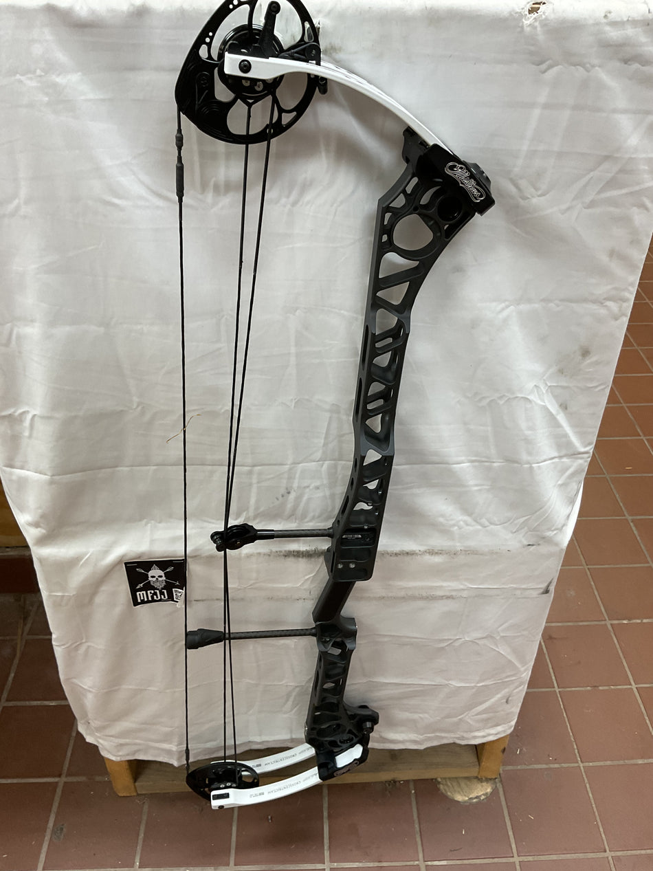 MATHEWS TRX 40 - RH/Stone-White/70 - MT40RHSW70 - 4 - USED BOW!!!