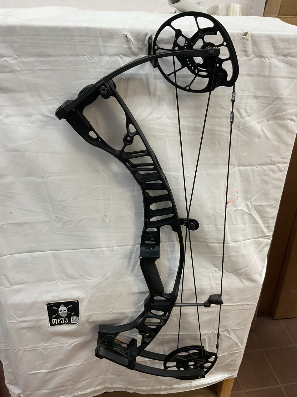 HOYT VTM 31 - RH/BLACK/70 - #HVTM31BLK70- 4 - USED BOW!!!