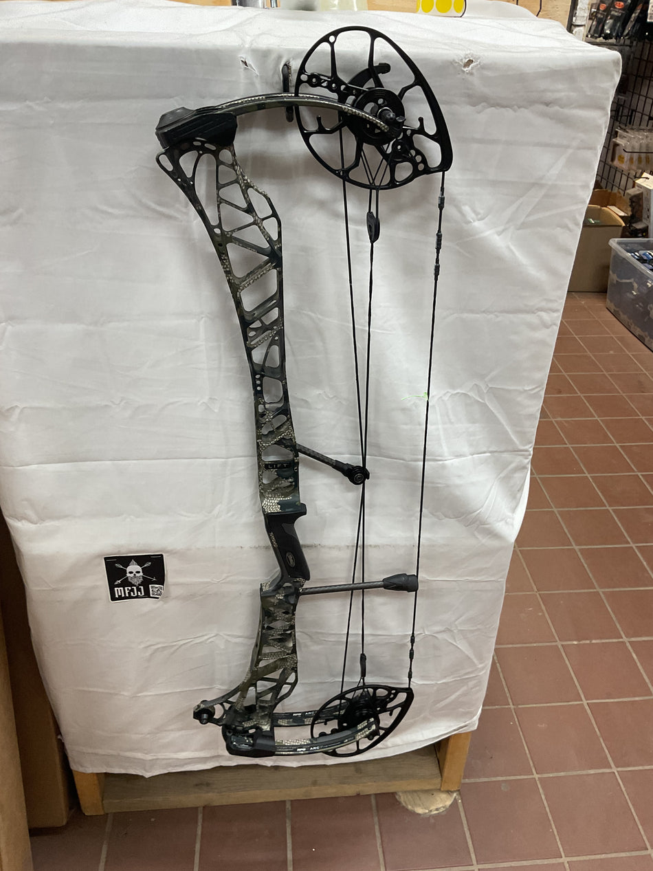 MATHEWS LIFT X 33  - RH/KUIU/55-80# - #MLRHX33K5580- 51 - USED BOW!!