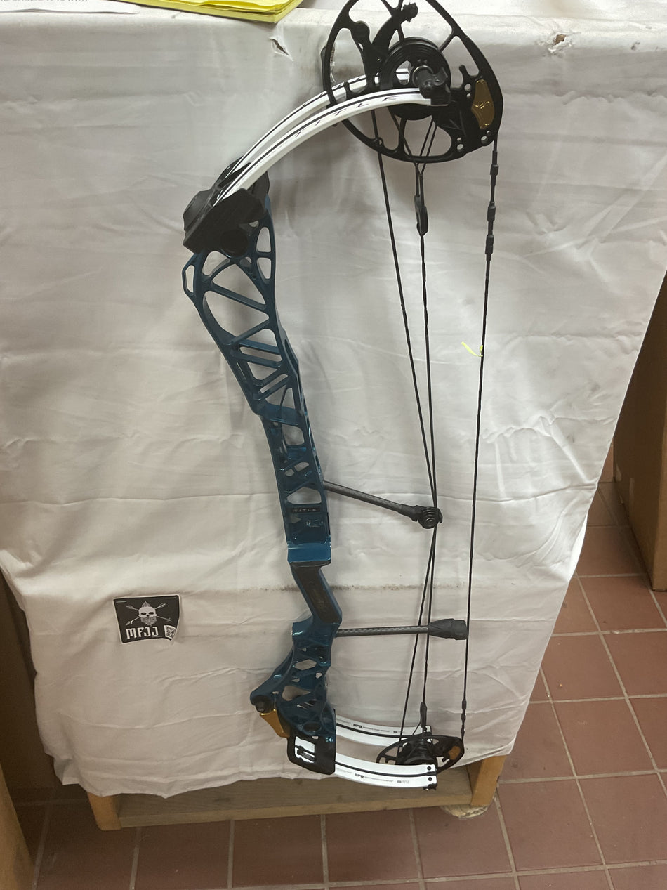 MATHEWS TITLE 36 - RH/Deep Teal/50-70# - #MT36RHDT70 - 4 - USED BOW!!!