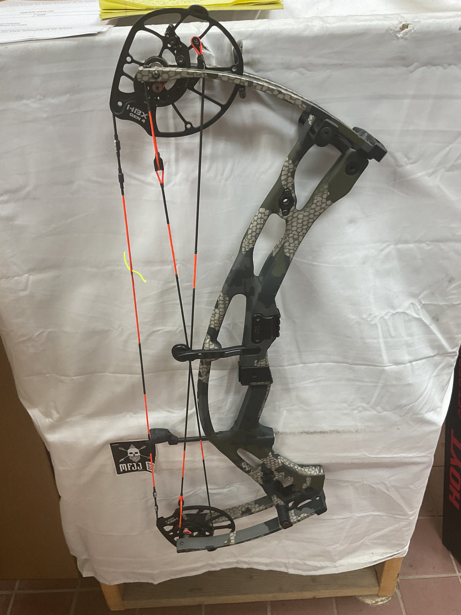 HOYT RX9 - RH/KUIU/70 - #HRX9RHK70 - 9 - USED BOW!!!