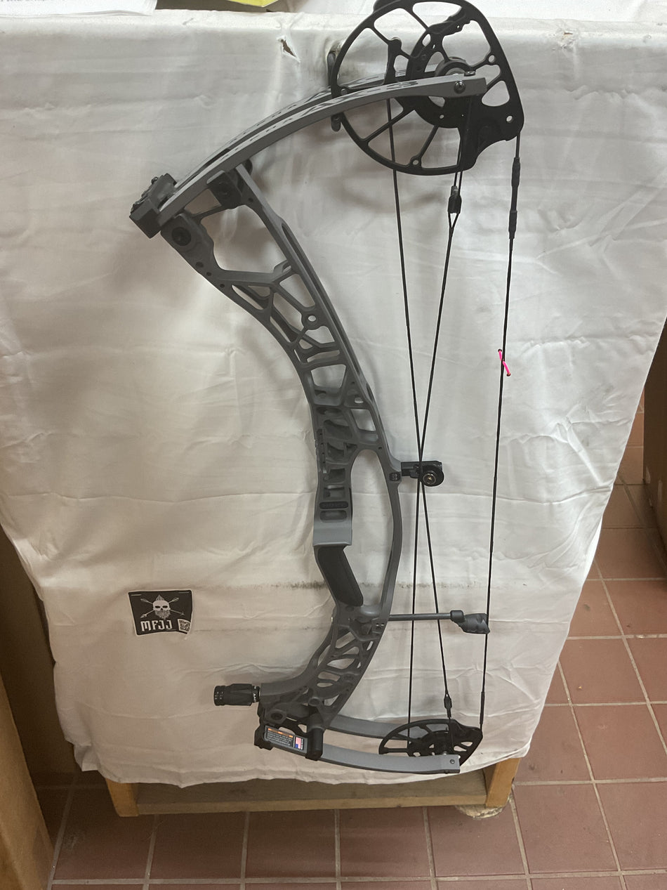 HOYT AX-3 33 - RH/Tombstone/70# - HAX-3.33RHTS70 - 2 - USED BOW!!