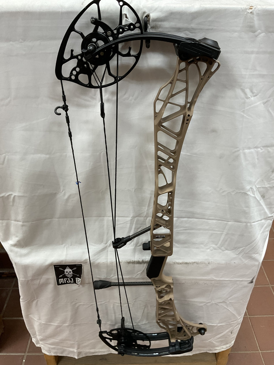 MATHEWS LIFT 33  - RH/Earth-Black/55-80# - #ML33RHEB5580 - 64 - USED BOW!!!
