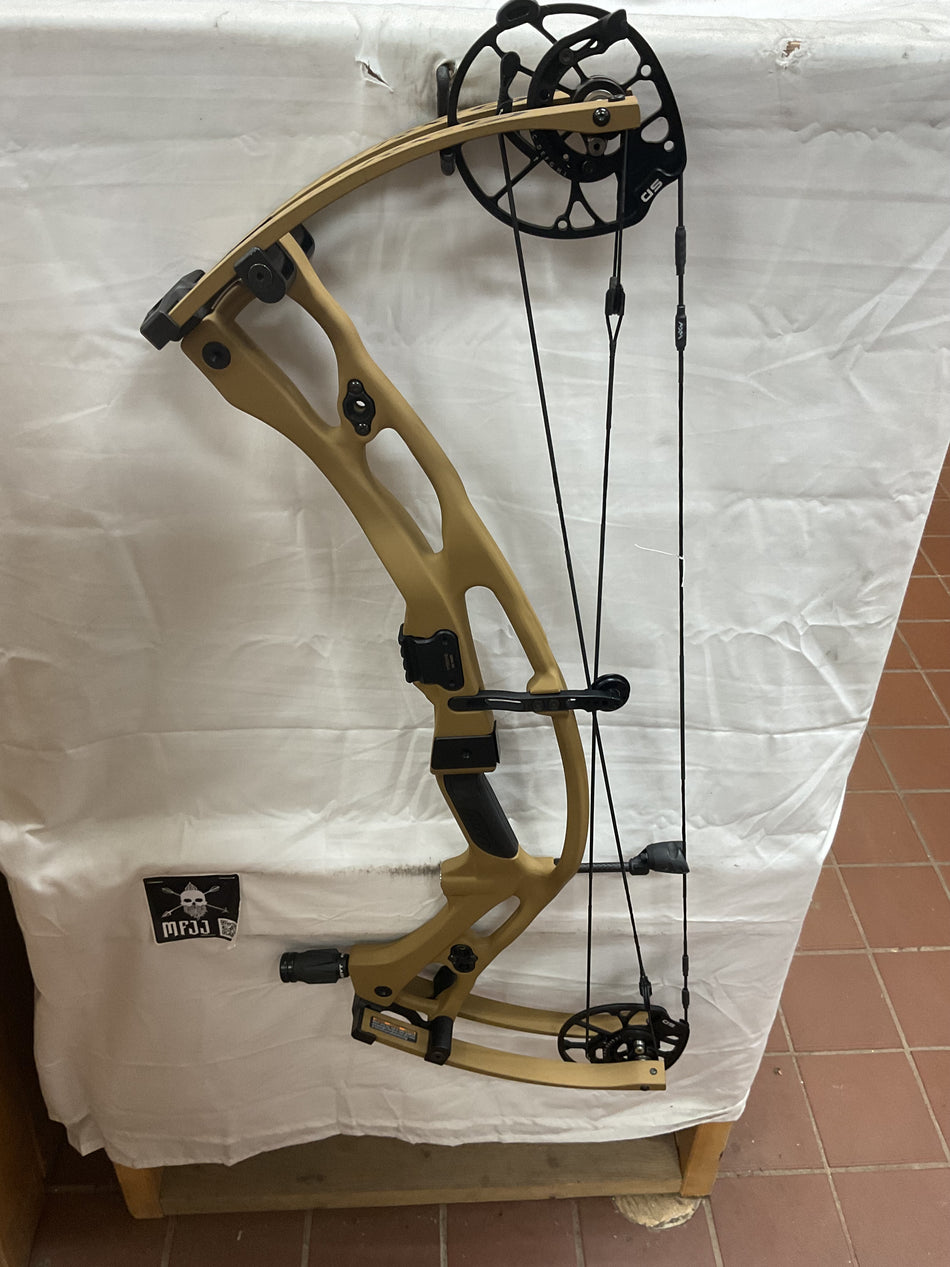 HOYT RX9 SD - LH/Bourbon/70 - #HRX9LHB70 - 12 - USED BOW!!!