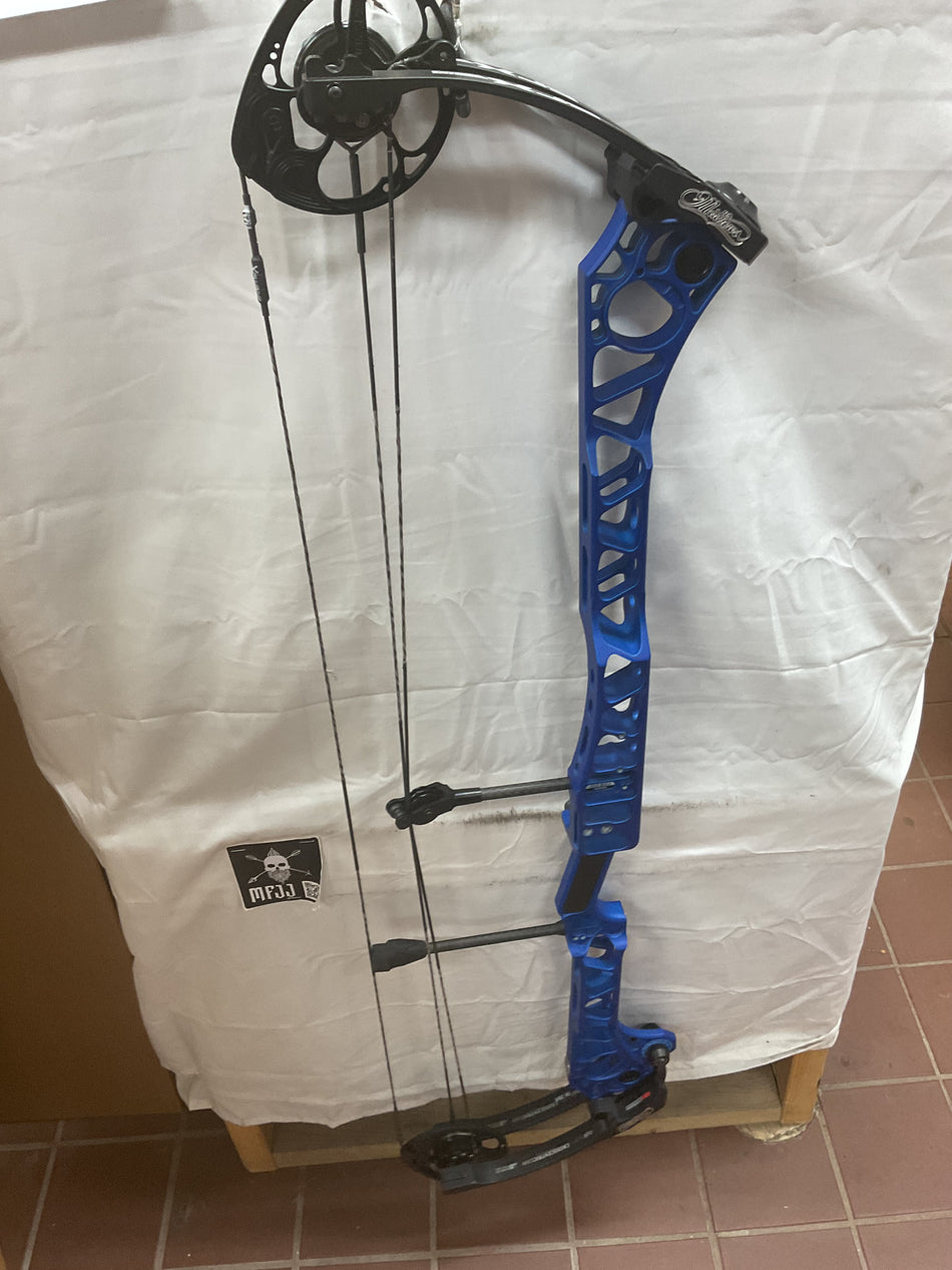 MATHEWS TRX 40 - RH/BLUE/70 - MT40RHB70 - 2 - USED BOW!!!